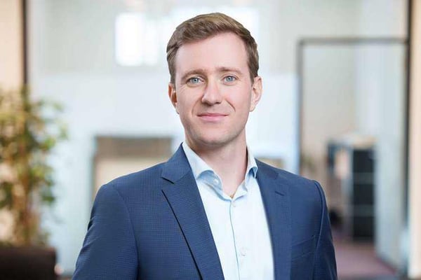 Michael Frei, Betreuer Privatkunden bei Tellco Bank AG, lächelt in einem Büro.